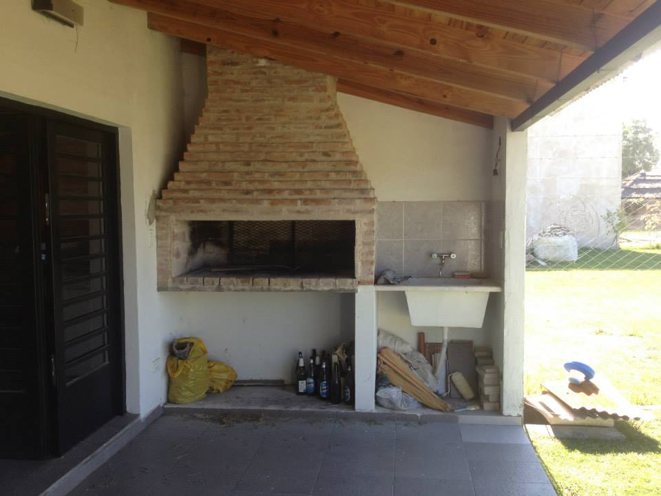 Se vende casa nueva en parque sicardi sobre asfalto calle 23-  100Mts cubiertos, pileta de material completa, posibilidad 3 dormitorios, 1 en suit, cochera pasante, 2 baños completos, parrilla 