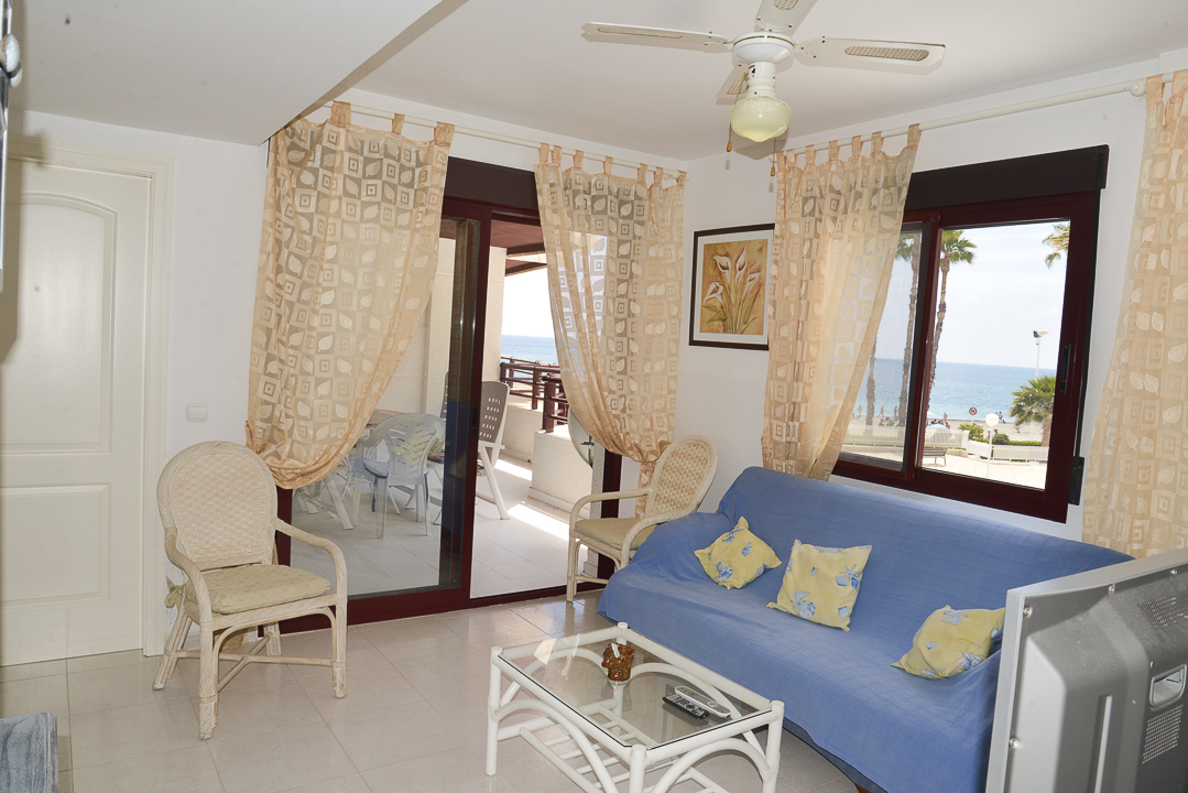 Vente a disfrutar de los moros y cristianos en Octubre en un buen apartamento en primera linea de la playa.