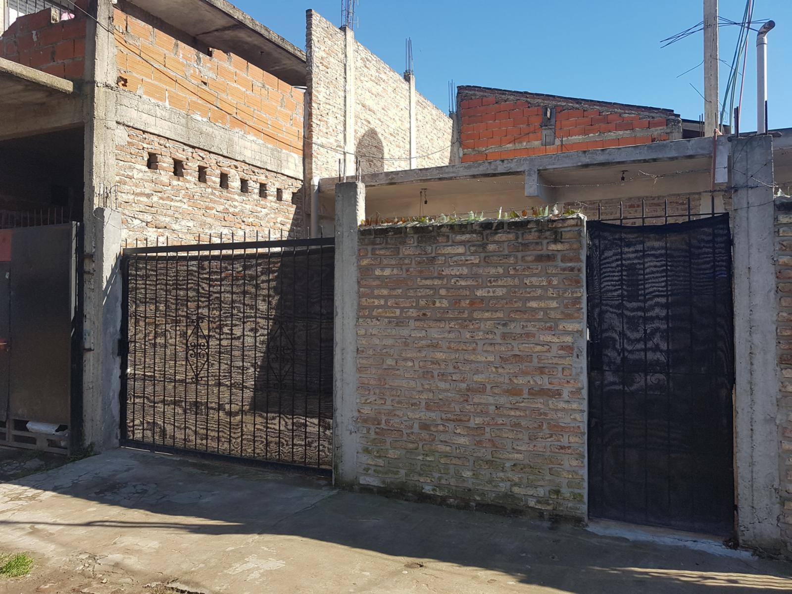 Amplio departamento con Garage y Patio en alquiler en Gonzalez Catan.