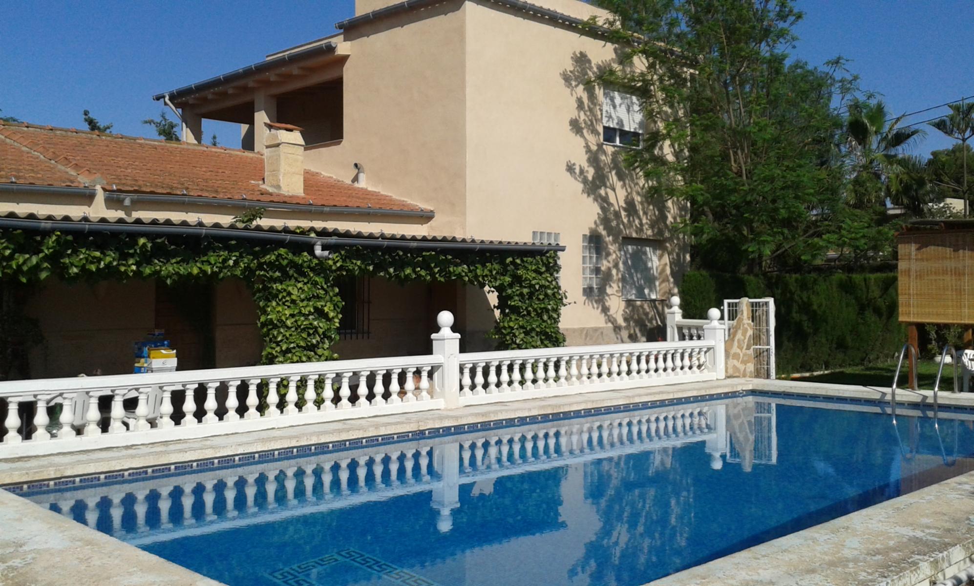 BONITO CHALET EN BOQUERES , CON PISCINA Y GRAN JARDÍN CON ARBOLADO PRÓXIMO A EL NÚCLEO URBANO Y  BUEN  ACCESO A LA AUTOVÍA. PORCHE, TERRAZA EN SOLÁRIUM, SALÓN CON CHIMENEA, TECHADO PARA PARKING