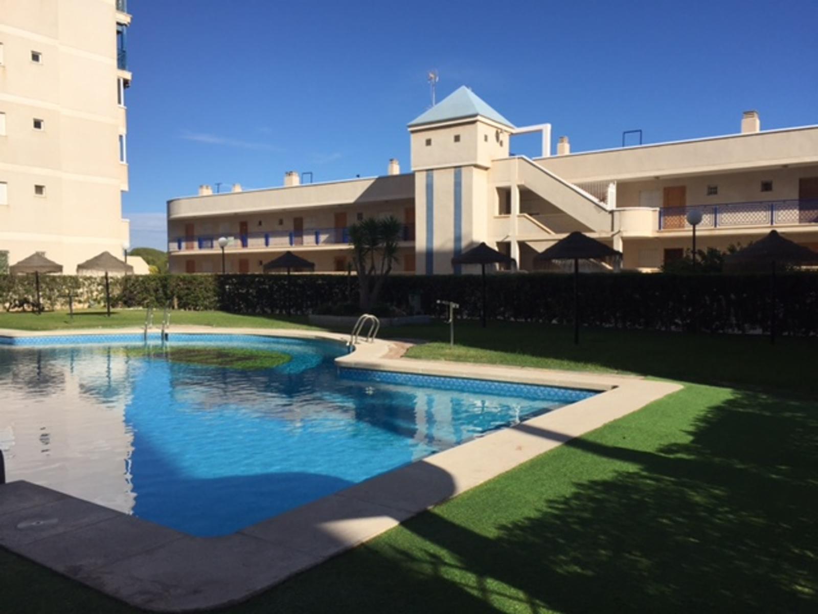 coqueto apartamento en arenales del sol en avenida costablanca 23