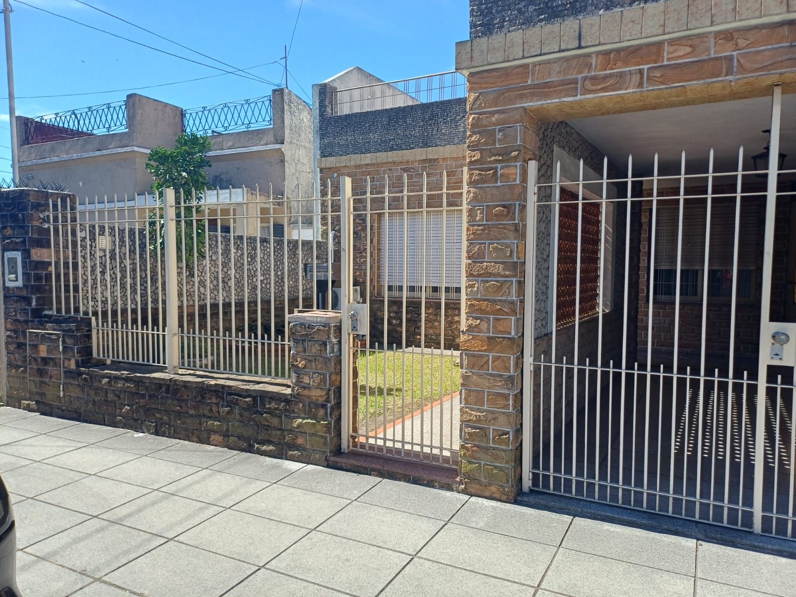 Excelente casa con jardín y fondo libre