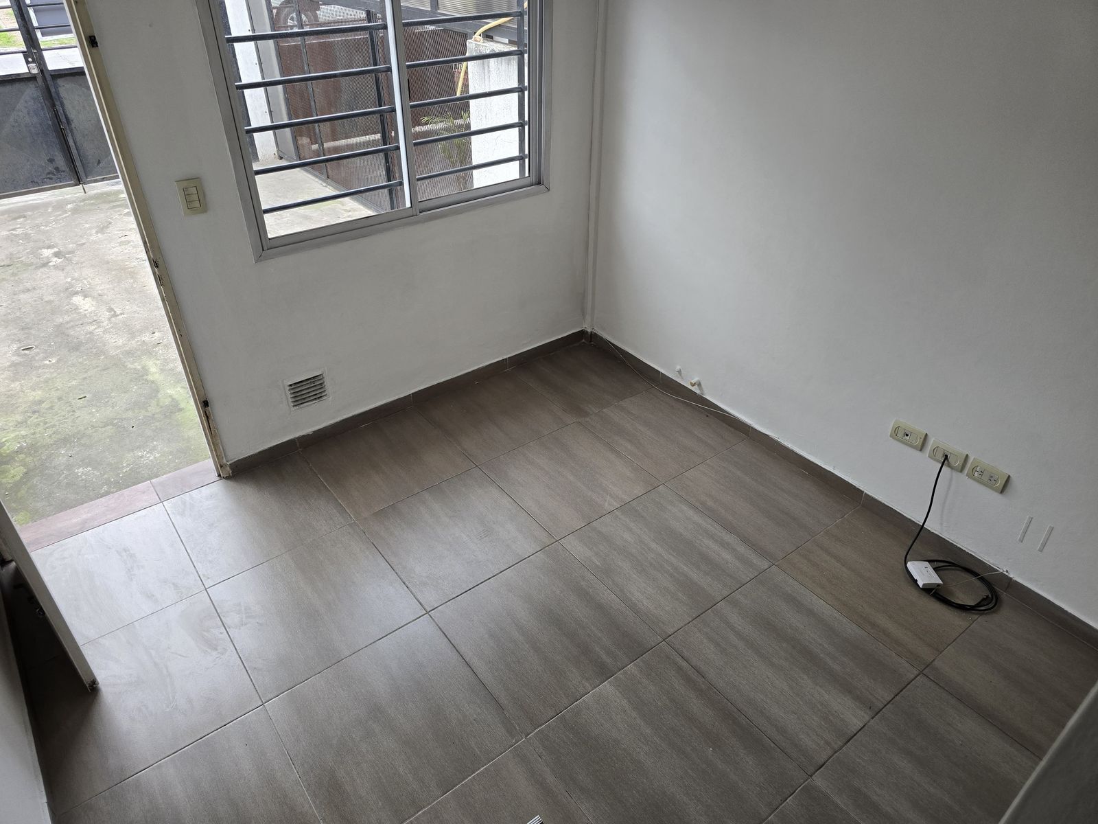 VENTA DE DUPLEX 3 AMBIENTES A LA CALLE CON COCHERA - INDEPENDIENTE - SIN EXPENSAS - LUIS GUILLÓN