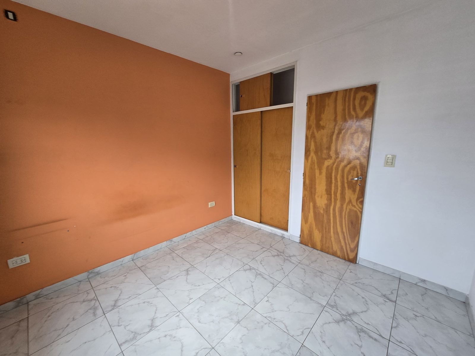 VENTA DE DUPLEX 3 AMBIENTES A LA CALLE CON COCHERA - INDEPENDIENTE - SIN EXPENSAS - LUIS GUILLÓN
