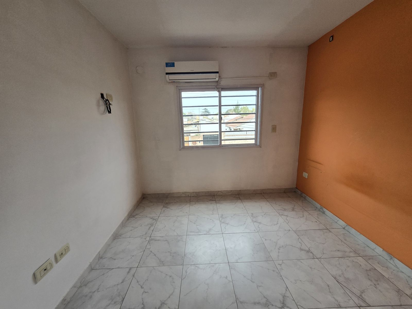 VENTA DE DUPLEX 3 AMBIENTES A LA CALLE CON COCHERA - INDEPENDIENTE - SIN EXPENSAS - LUIS GUILLÓN