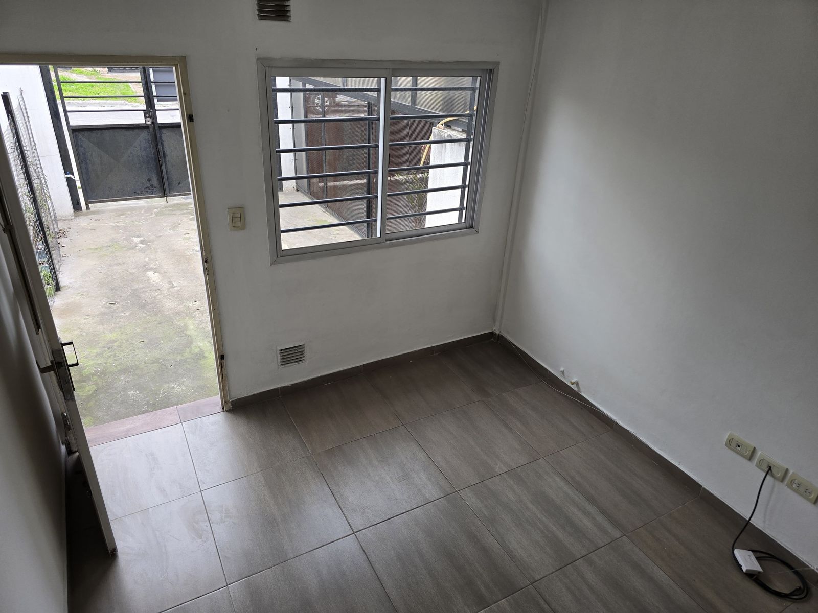 VENTA DE DUPLEX 3 AMBIENTES A LA CALLE CON COCHERA - INDEPENDIENTE - SIN EXPENSAS - LUIS GUILLÓN