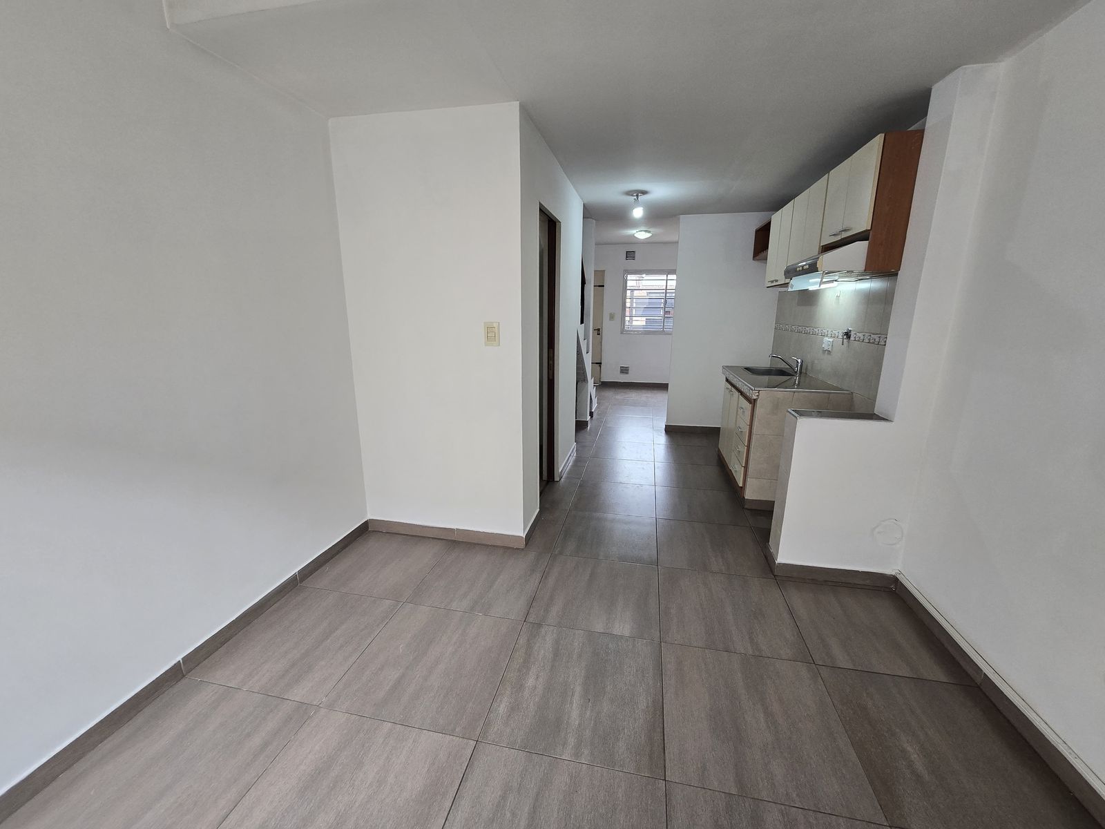 VENTA DE DUPLEX 3 AMBIENTES A LA CALLE CON COCHERA - INDEPENDIENTE - SIN EXPENSAS - LUIS GUILLÓN
