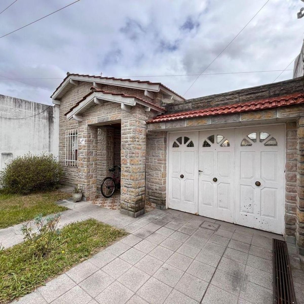 VENTA DE EXCELENTE CHALET 3 AMBIENTES CON COCHERA - LLAVALLOL