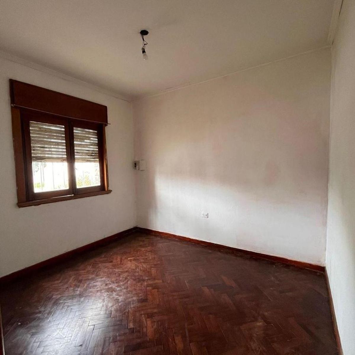 VENTA DE EXCELENTE CHALET 3 AMBIENTES CON COCHERA - LLAVALLOL