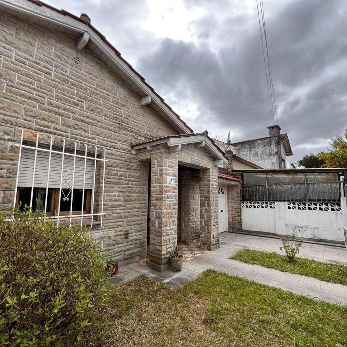VENTA DE EXCELENTE CHALET 3 AMBIENTES CON COCHERA - LLAVALLOL