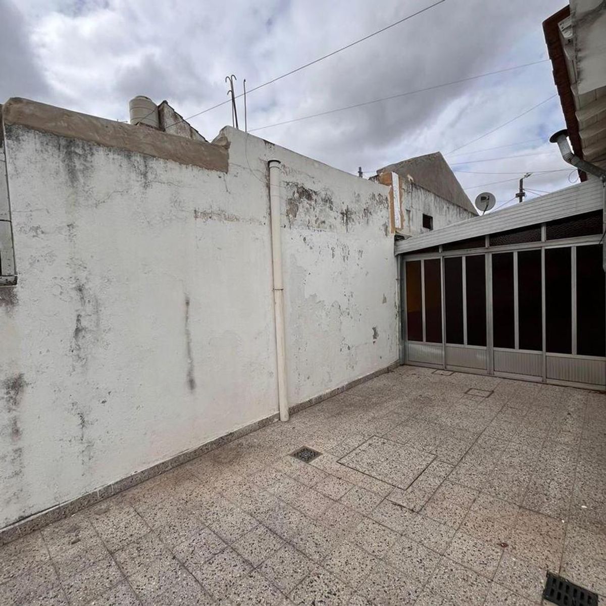 VENTA DE EXCELENTE CHALET 3 AMBIENTES CON COCHERA - LLAVALLOL