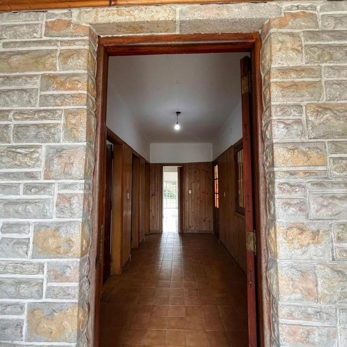 VENTA DE EXCELENTE CHALET 3 AMBIENTES CON COCHERA - LLAVALLOL