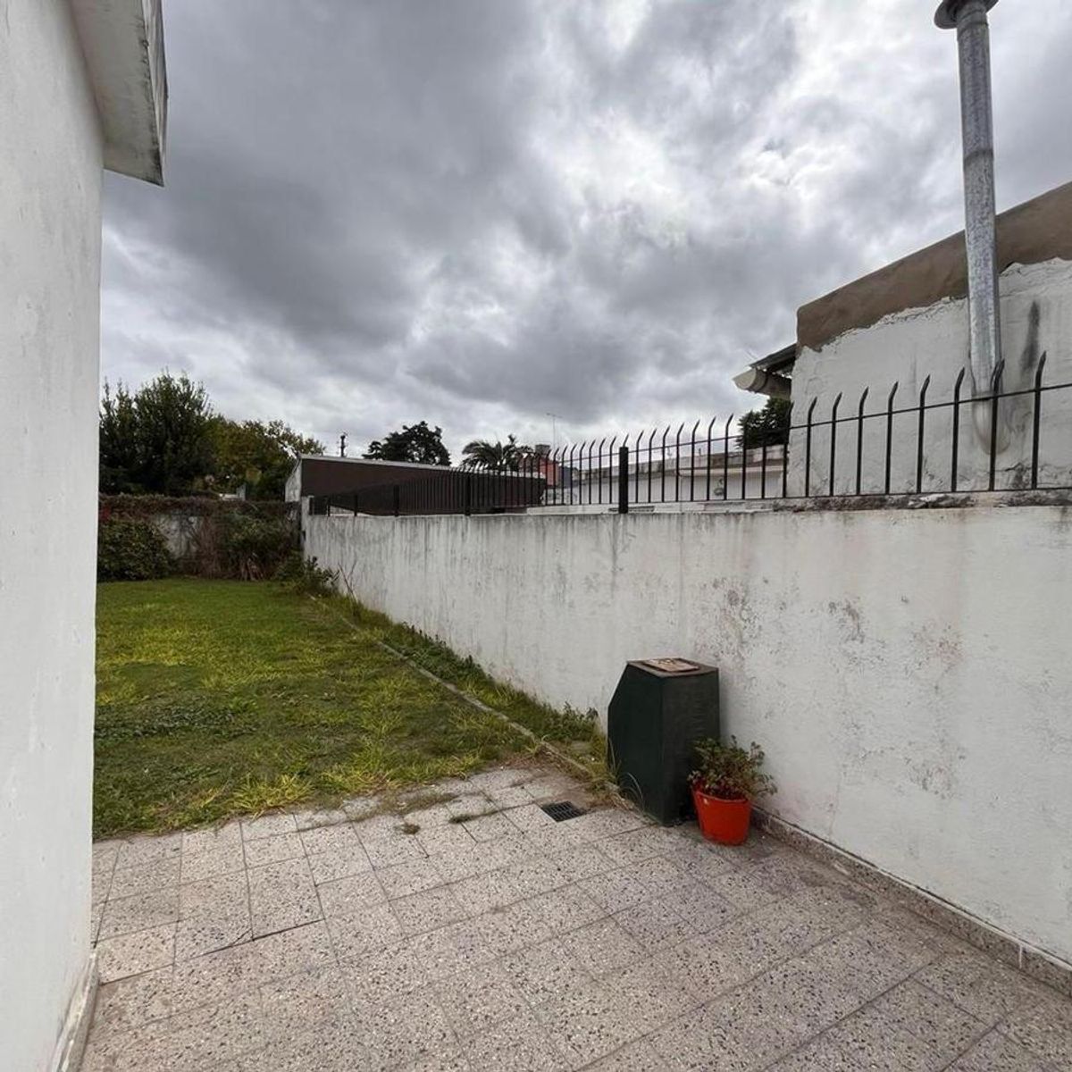 VENTA DE EXCELENTE CHALET 3 AMBIENTES CON COCHERA - LLAVALLOL
