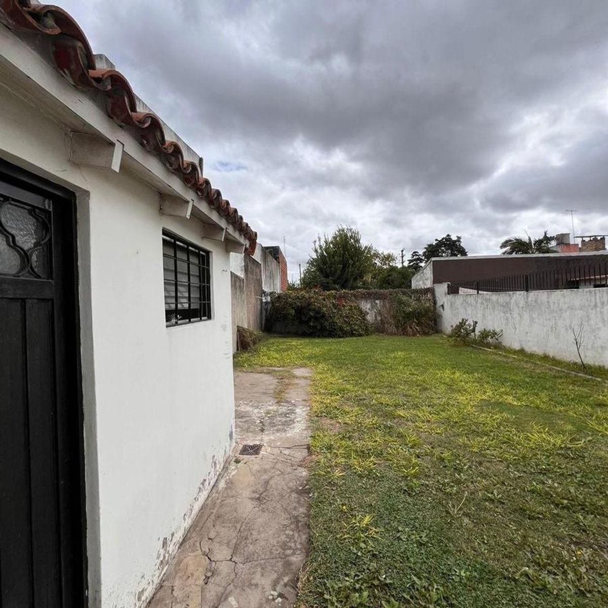 VENTA DE EXCELENTE CHALET 3 AMBIENTES CON COCHERA - LLAVALLOL
