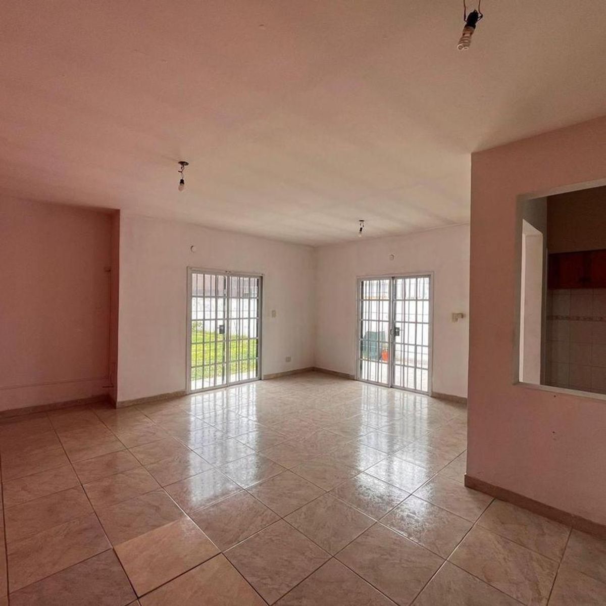 VENTA DE EXCELENTE CHALET 3 AMBIENTES CON COCHERA - LLAVALLOL