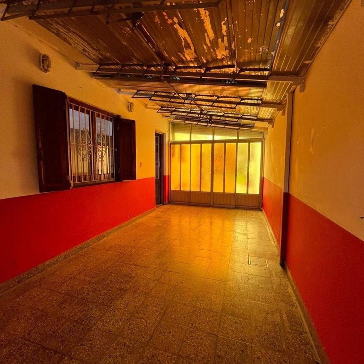 VENTA DE EXCELENTE CHALET 3 AMBIENTES CON COCHERA - LLAVALLOL