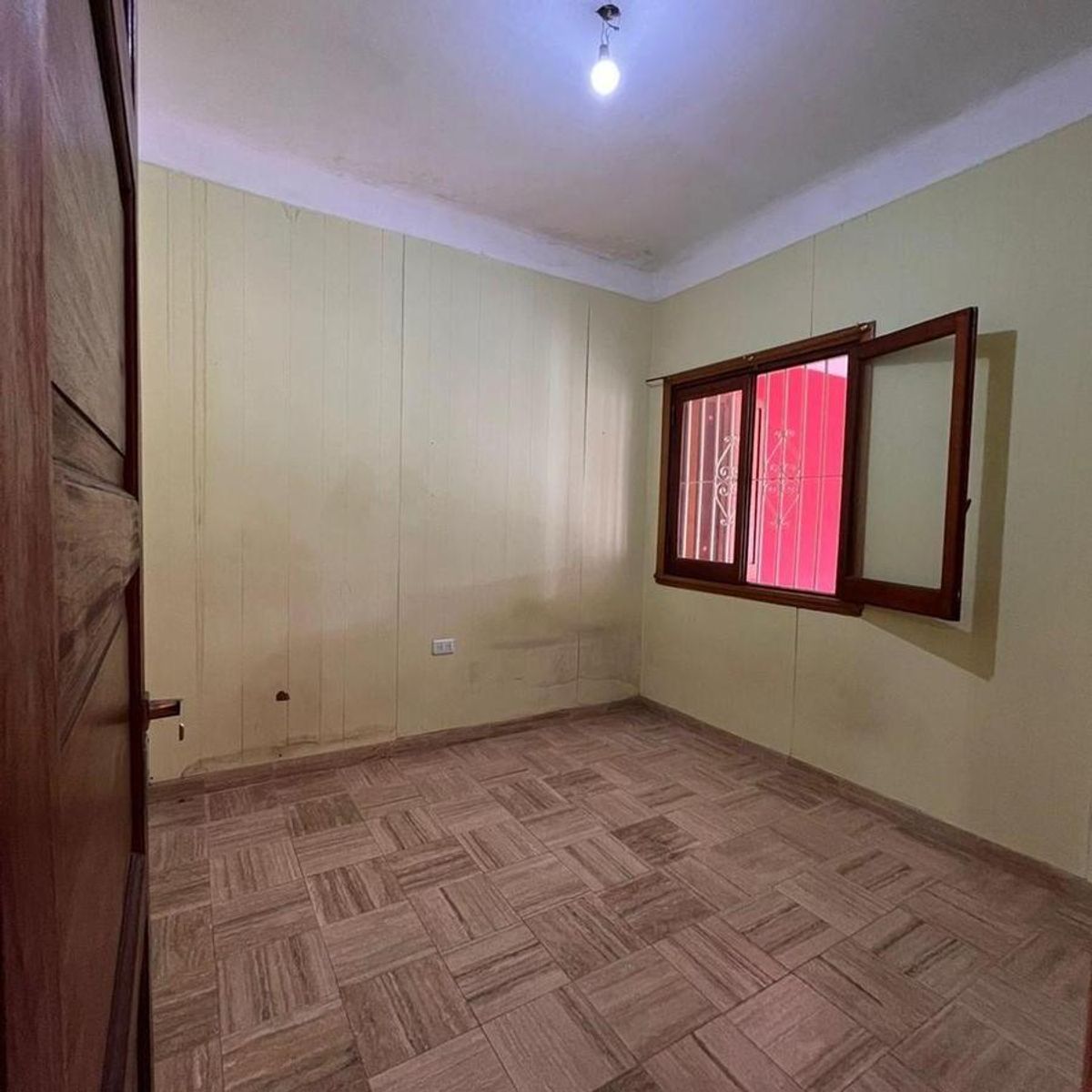 VENTA DE EXCELENTE CHALET 3 AMBIENTES CON COCHERA - LLAVALLOL
