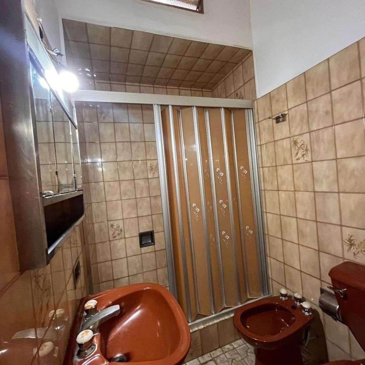 VENTA DE EXCELENTE CHALET 3 AMBIENTES CON COCHERA - LLAVALLOL