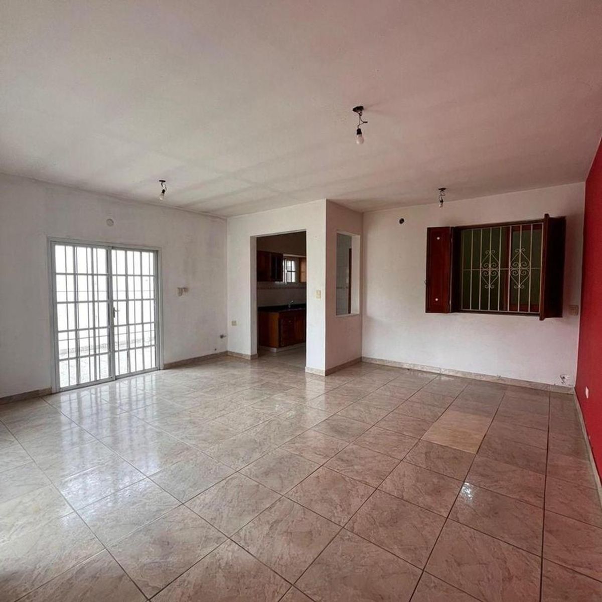 VENTA DE EXCELENTE CHALET 3 AMBIENTES CON COCHERA - LLAVALLOL