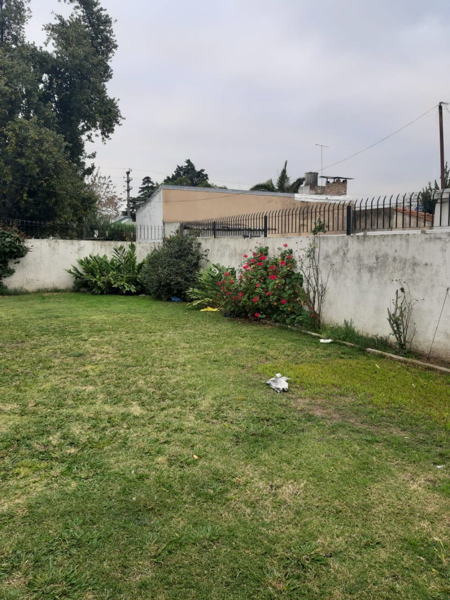 VENTA DE EXCELENTE CHALET 3 AMBIENTES CON COCHERA - LLAVALLOL
