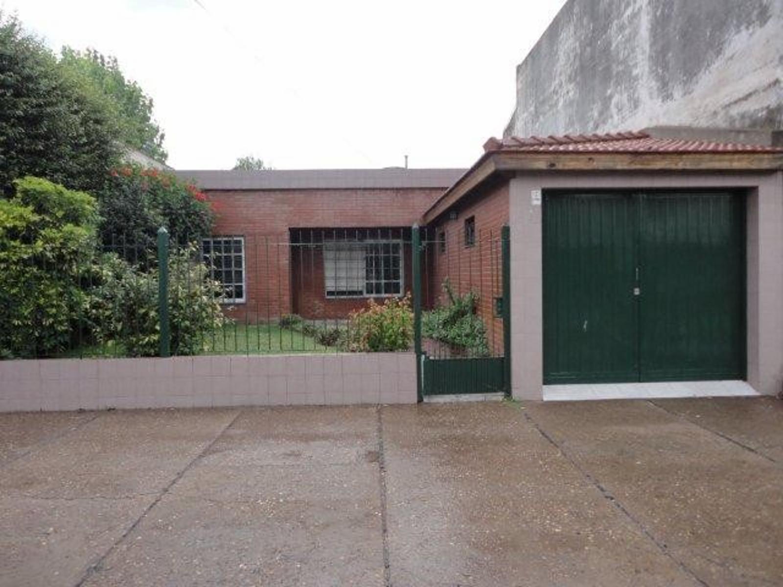 VENTA DE CHALET 5 AMBIENTES - AMPLIO LOTE - QUINCHO Y PILETA RIÑÓN - COCHERA PASANTE