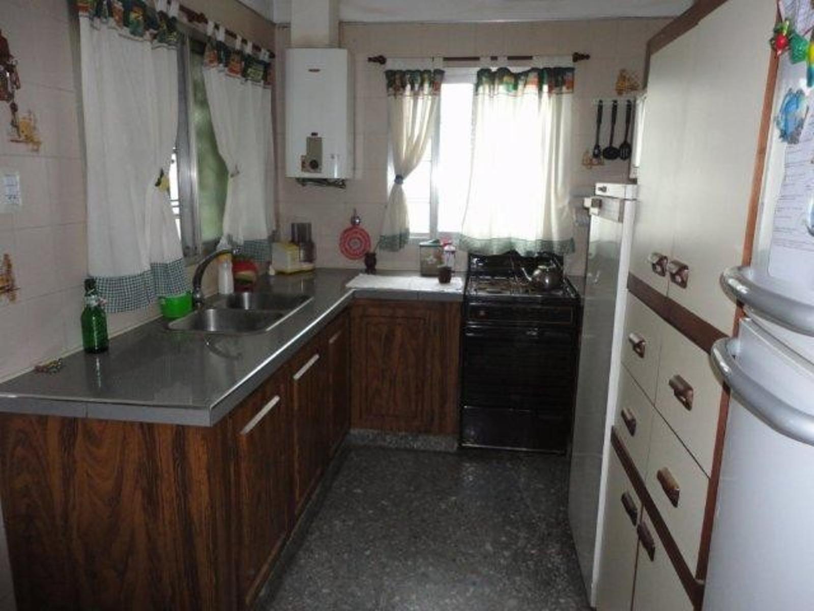 VENTA DE CHALET 5 AMBIENTES - AMPLIO LOTE - QUINCHO Y PILETA RIÑÓN - COCHERA PASANTE