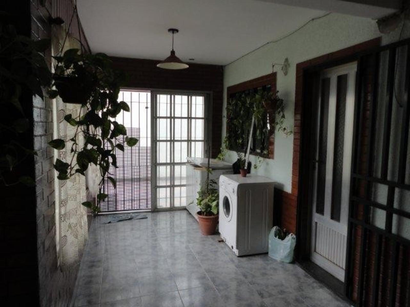 VENTA DE CHALET 5 AMBIENTES - AMPLIO LOTE - QUINCHO Y PILETA RIÑÓN - COCHERA PASANTE