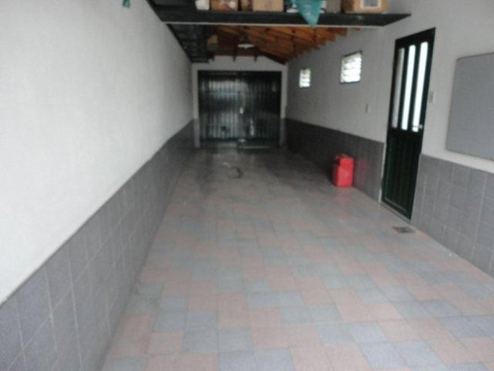 VENTA DE CHALET 5 AMBIENTES - AMPLIO LOTE - QUINCHO Y PILETA RIÑÓN - COCHERA PASANTE