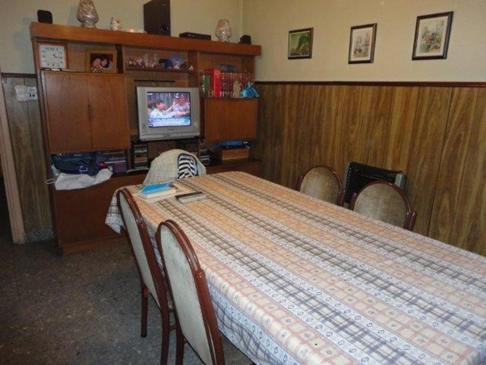 VENTA DE CHALET 5 AMBIENTES - AMPLIO LOTE - QUINCHO Y PILETA RIÑÓN - COCHERA PASANTE