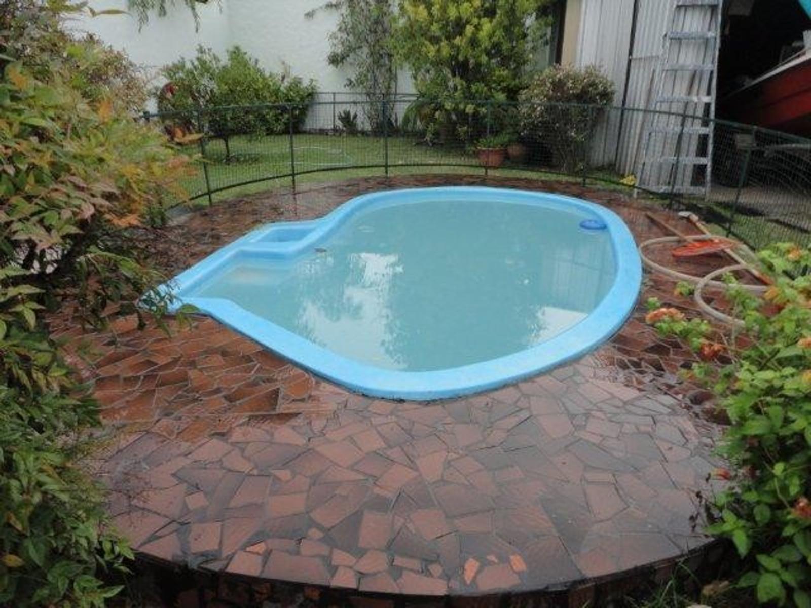 VENTA DE CHALET 5 AMBIENTES - AMPLIO LOTE - QUINCHO Y PILETA RIÑÓN - COCHERA PASANTE