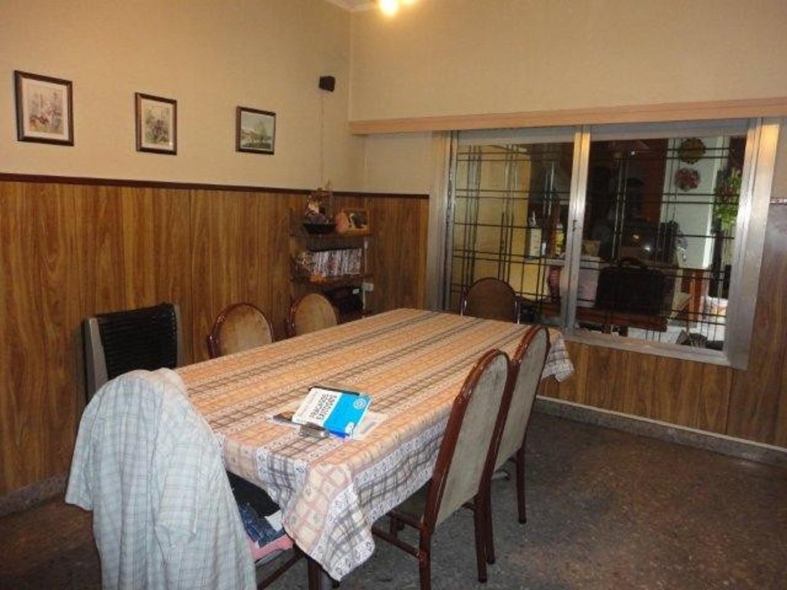 VENTA DE CHALET 5 AMBIENTES - AMPLIO LOTE - QUINCHO Y PILETA RIÑÓN - COCHERA PASANTE