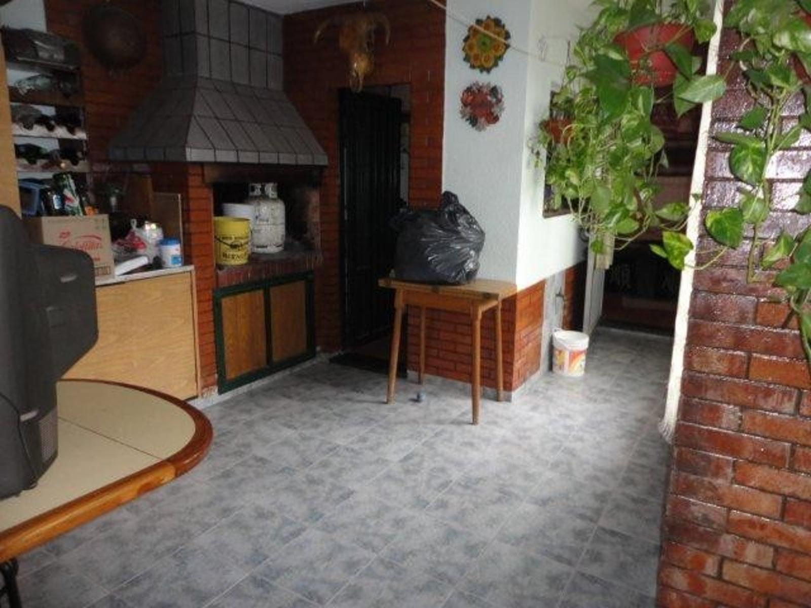 VENTA DE CHALET 5 AMBIENTES - AMPLIO LOTE - QUINCHO Y PILETA RIÑÓN - COCHERA PASANTE
