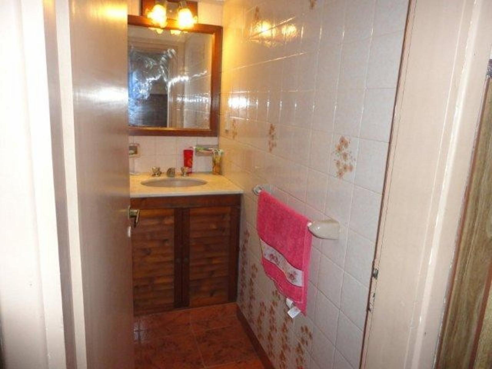 VENTA DE CHALET 5 AMBIENTES - AMPLIO LOTE - QUINCHO Y PILETA RIÑÓN - COCHERA PASANTE
