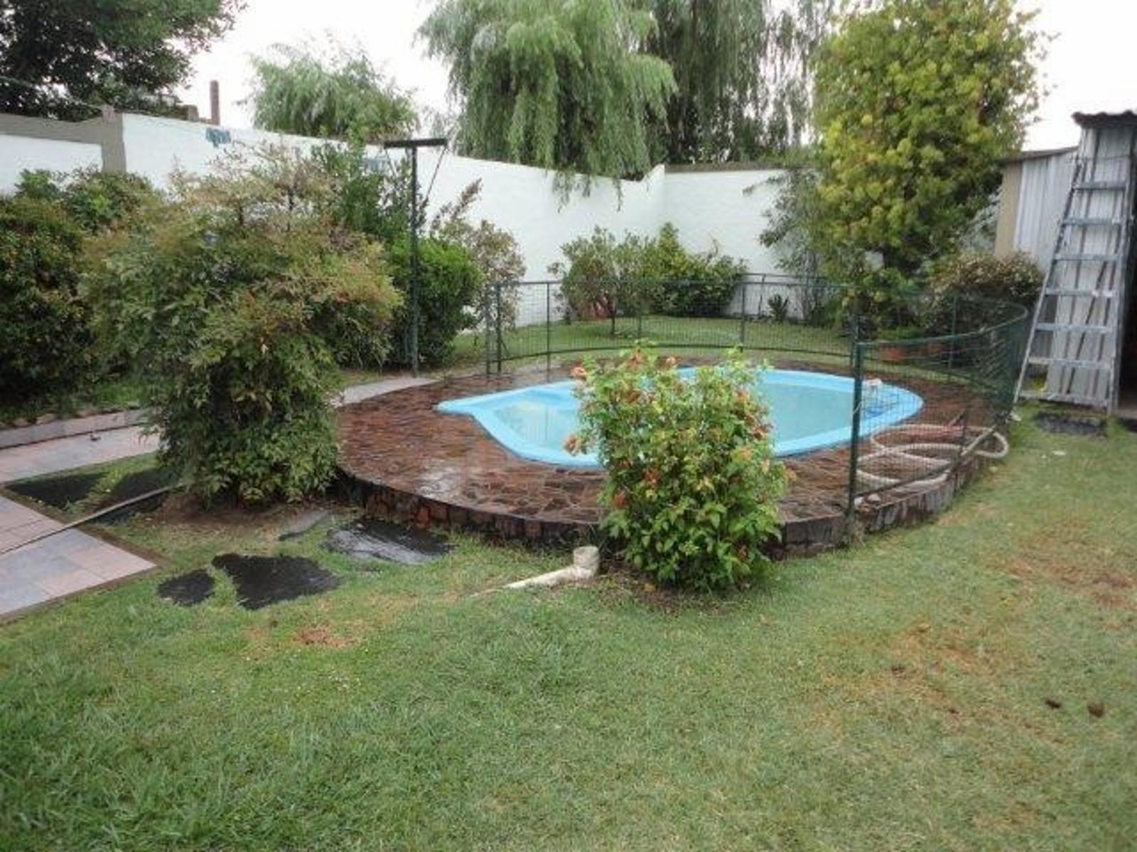 VENTA DE CHALET 5 AMBIENTES - AMPLIO LOTE - QUINCHO Y PILETA RIÑÓN - COCHERA PASANTE