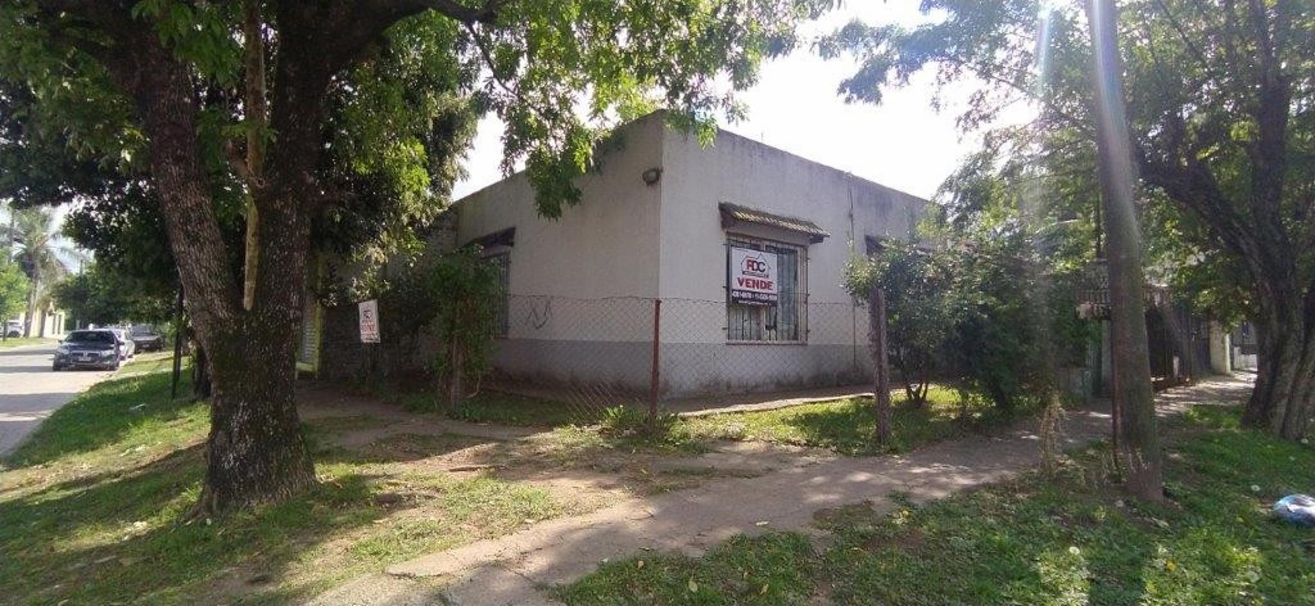 VENTA DE CASA 3 AMBIENTES MÁS LOCAL Y LAVADERO - EN ESQUINA - COCHERA - OPORTUNIDAD