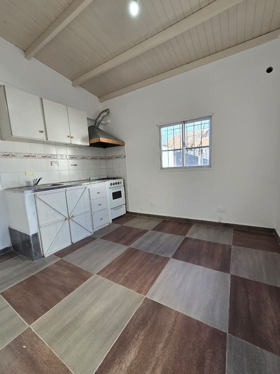 ALQUILER DE DEPARTAMENTO 2 AMBIENTES CON PATIO Y COCHERA DESCUBIERTA - TOTALMENTE INDEPENDIENTE
