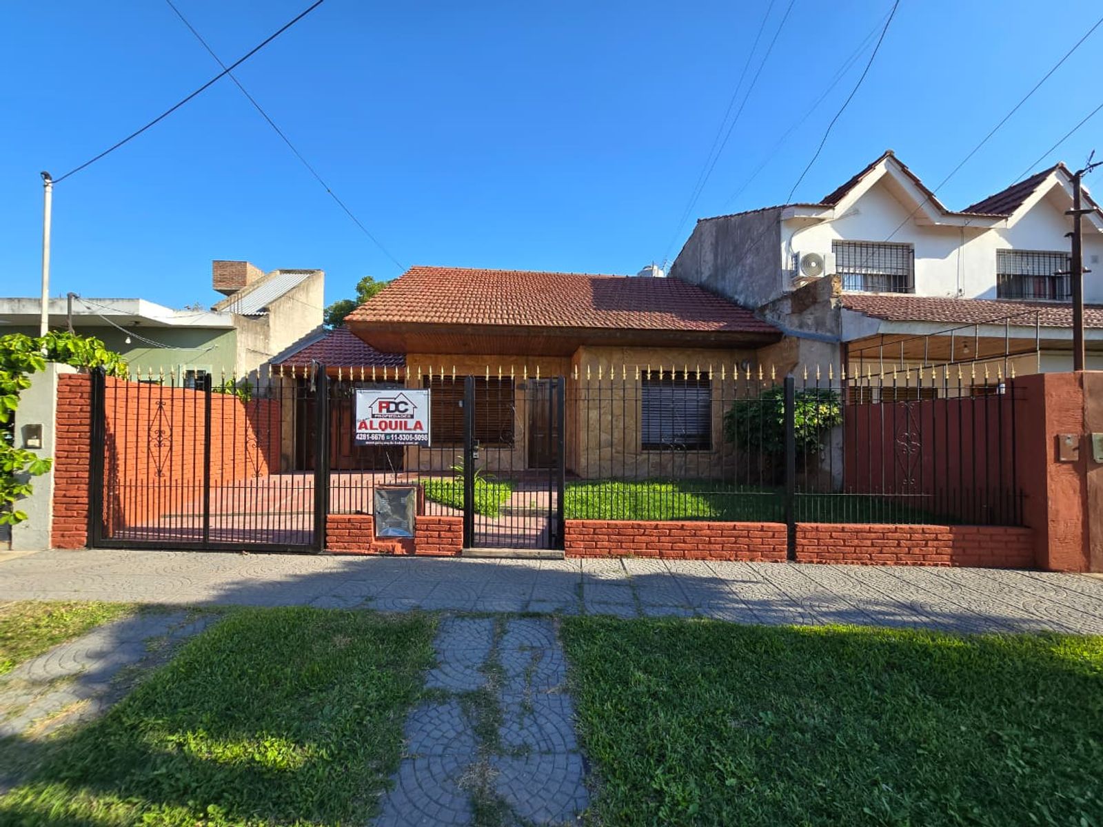 ALQUILER DE EXCELENTE CASA TIPO CHALET 3 AMBIENTES EN MONTE GRANDE - COCHERA - FONDO LIBRE