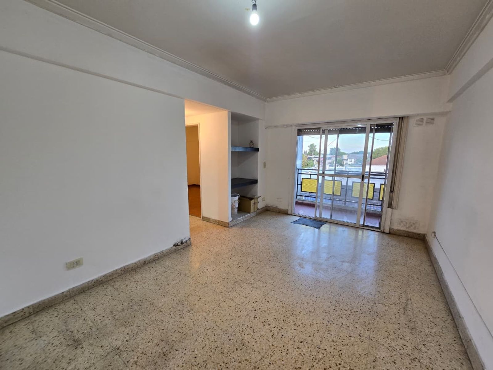 ALQUILER DE DEPARTAMENTO 3 AMBIENTES CON COCHERA - SOBRE AV. ALEM - MONTE GRANDE