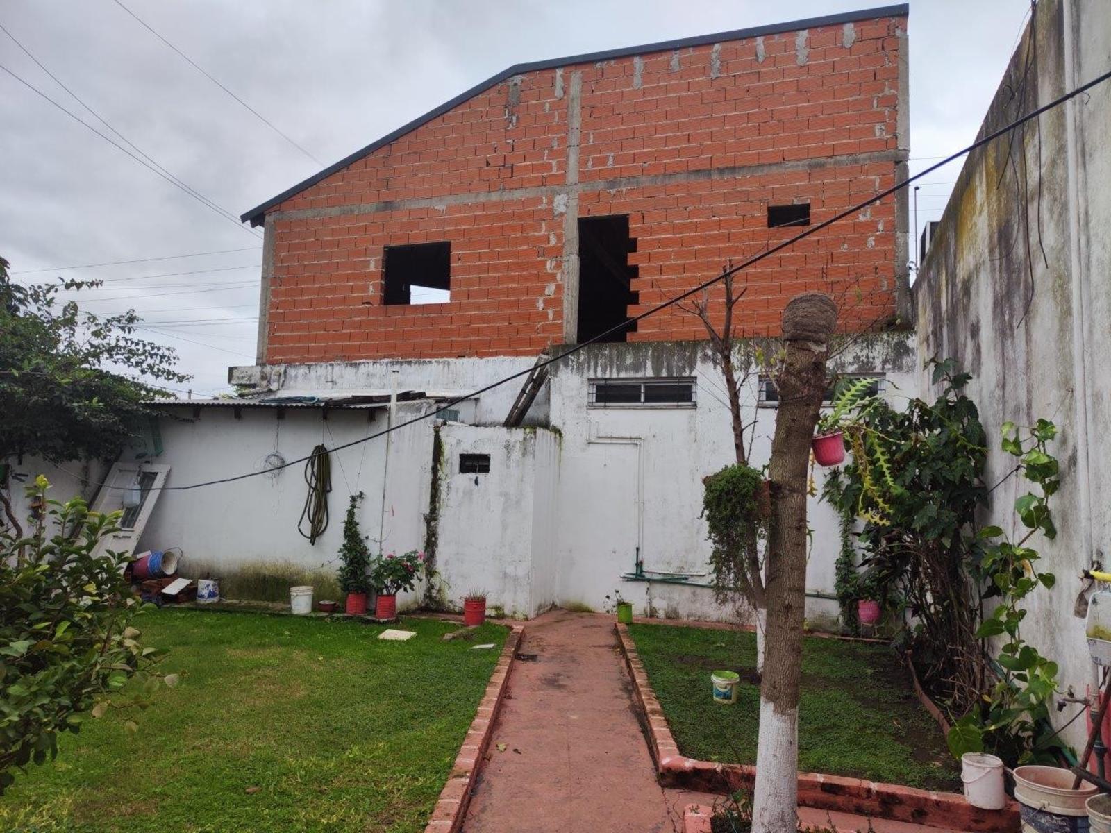 VENTA DE EXCELENTE PROPIEDAD IDEAL PARA INVERSIONISTAS - MONTE GRANDE - CON COCHERA