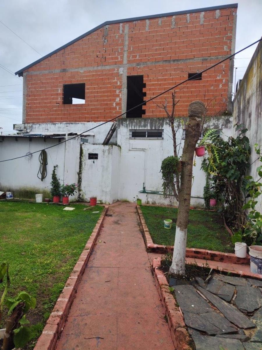 VENTA DE EXCELENTE PROPIEDAD IDEAL PARA INVERSIONISTAS - MONTE GRANDE - CON COCHERA