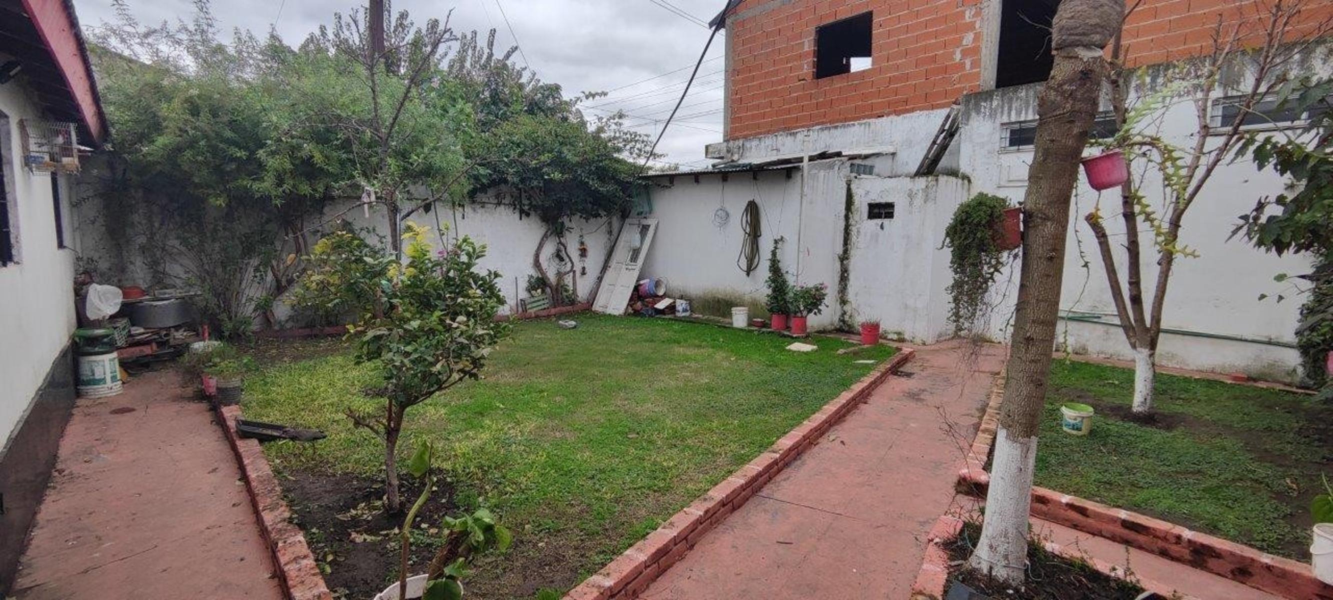 VENTA DE EXCELENTE PROPIEDAD IDEAL PARA INVERSIONISTAS - MONTE GRANDE - CON COCHERA