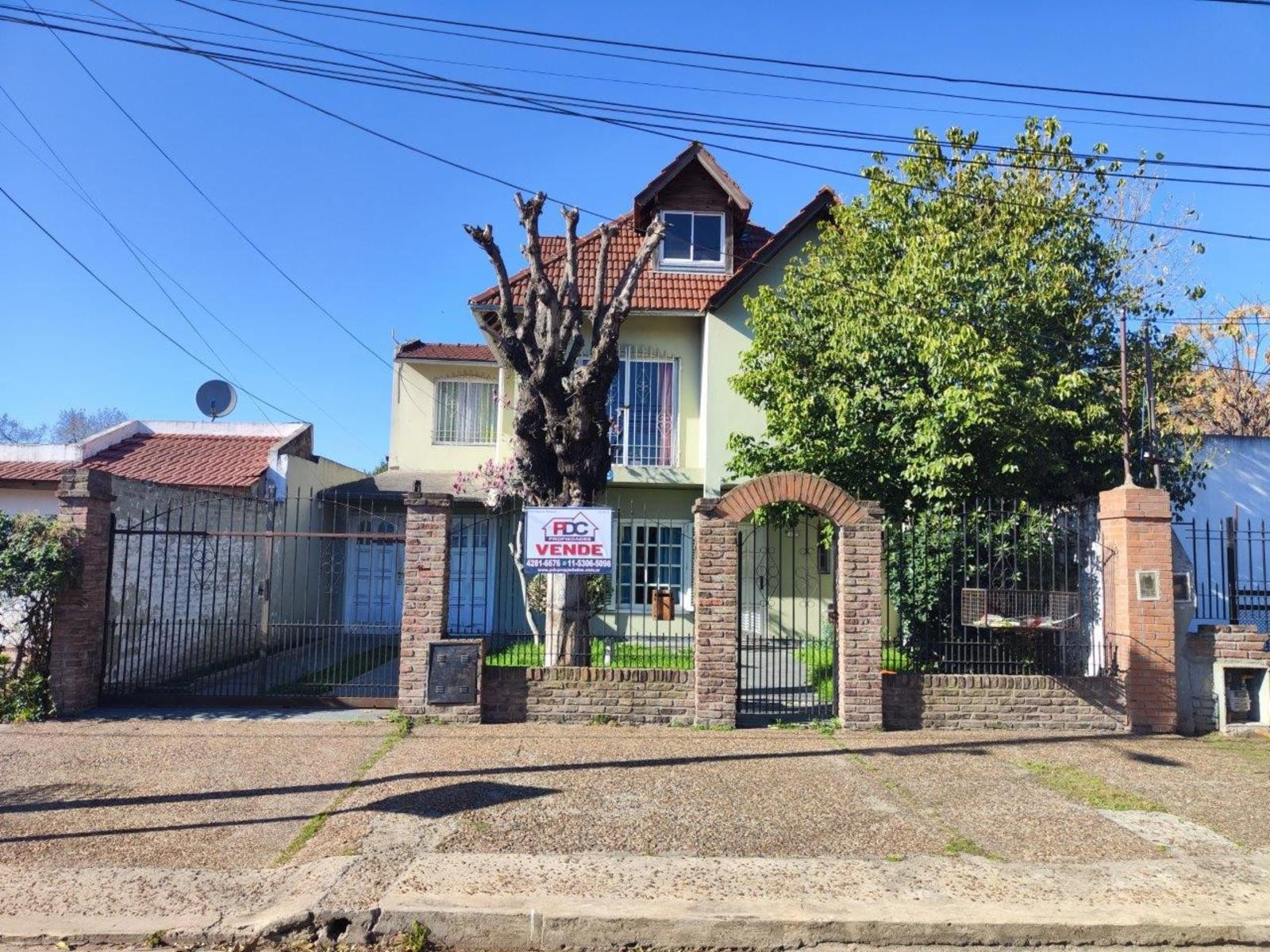 VENTA DE CHALET DE 6 AMBIENTES EN MONTE GRANDE - LOTE DE 600 M² - COCHERA PASANTE - GALERÍA