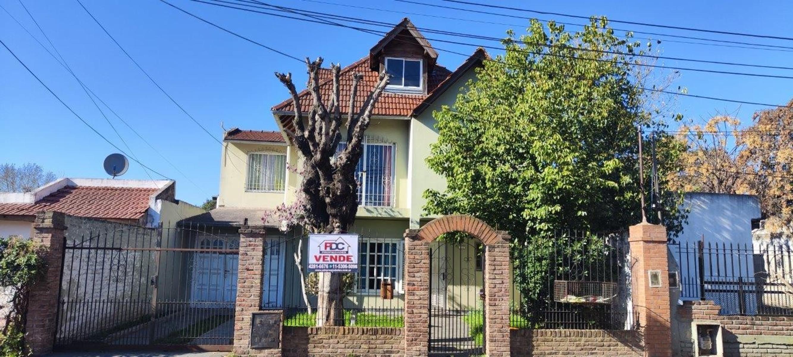 VENTA DE CHALET DE 6 AMBIENTES EN MONTE GRANDE - LOTE DE 600 M² - COCHERA PASANTE - GALERÍA
