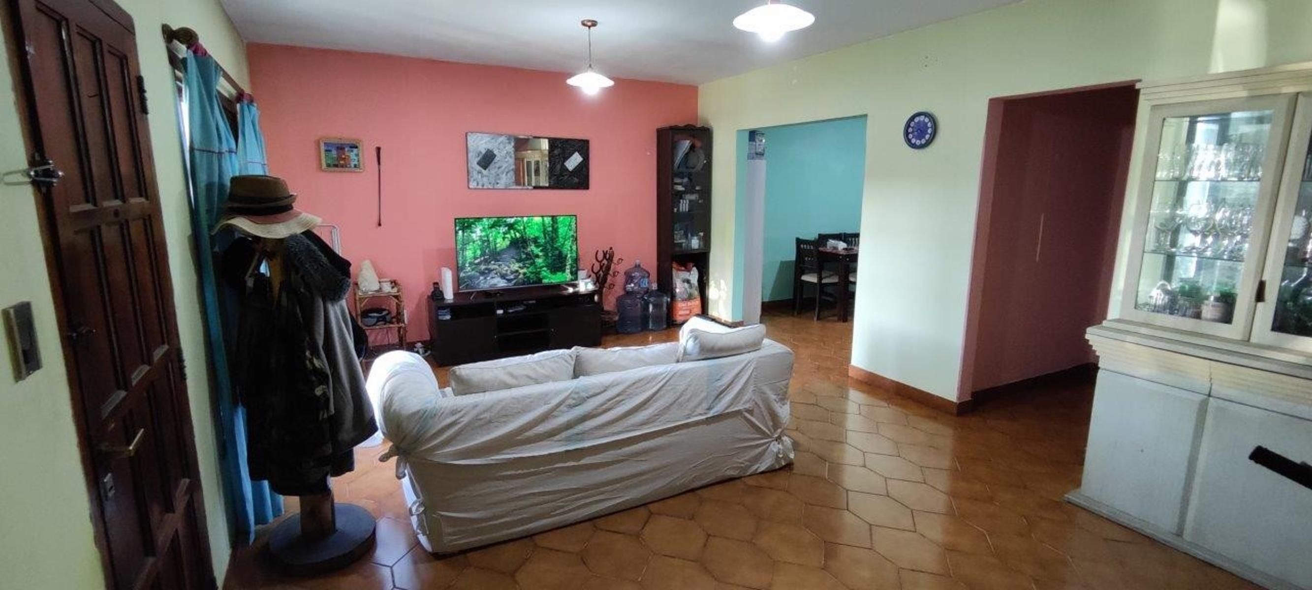 VENTA DE CHALET DE 6 AMBIENTES EN MONTE GRANDE - LOTE DE 600 M² - COCHERA PASANTE - GALERÍA