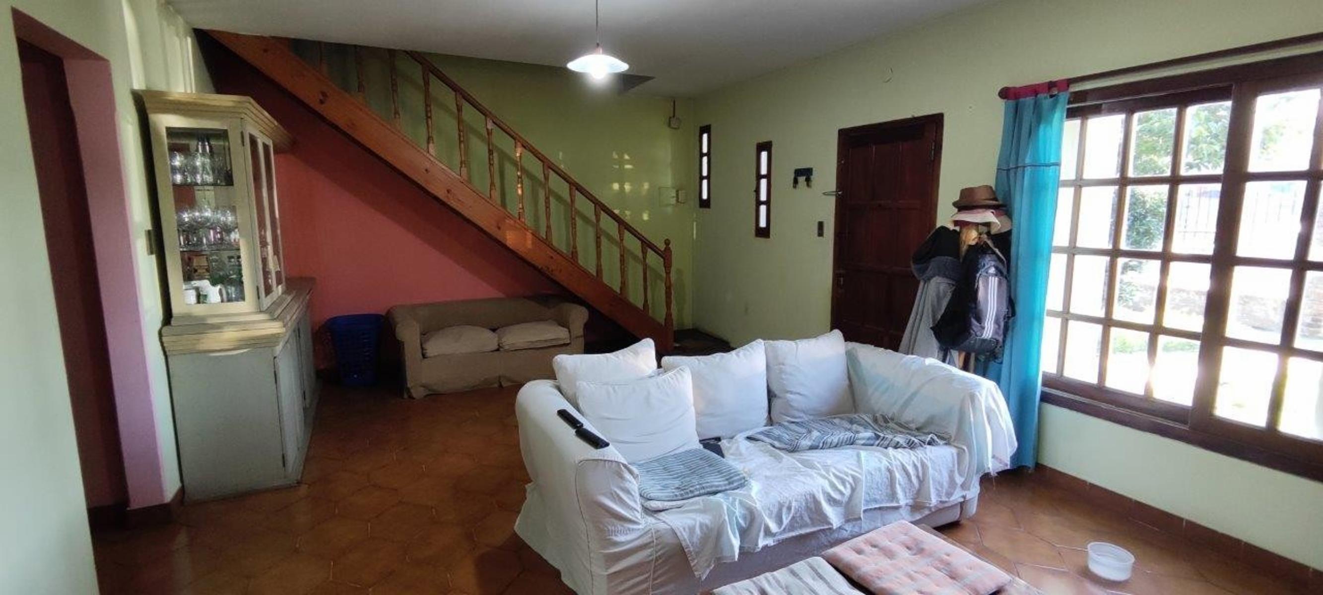 VENTA DE CHALET DE 6 AMBIENTES EN MONTE GRANDE - LOTE DE 600 M² - COCHERA PASANTE - GALERÍA