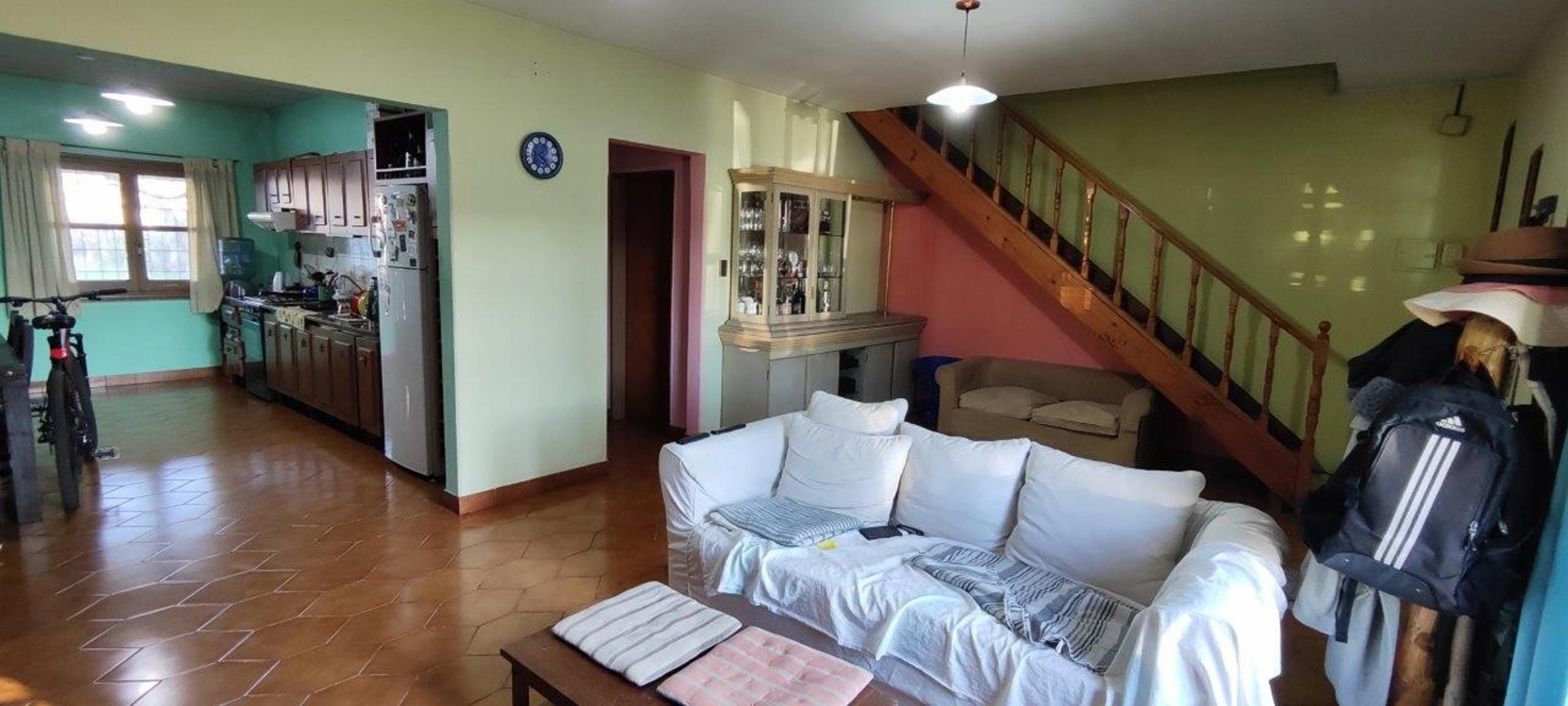 VENTA DE CHALET DE 6 AMBIENTES EN MONTE GRANDE - LOTE DE 600 M² - COCHERA PASANTE - GALERÍA