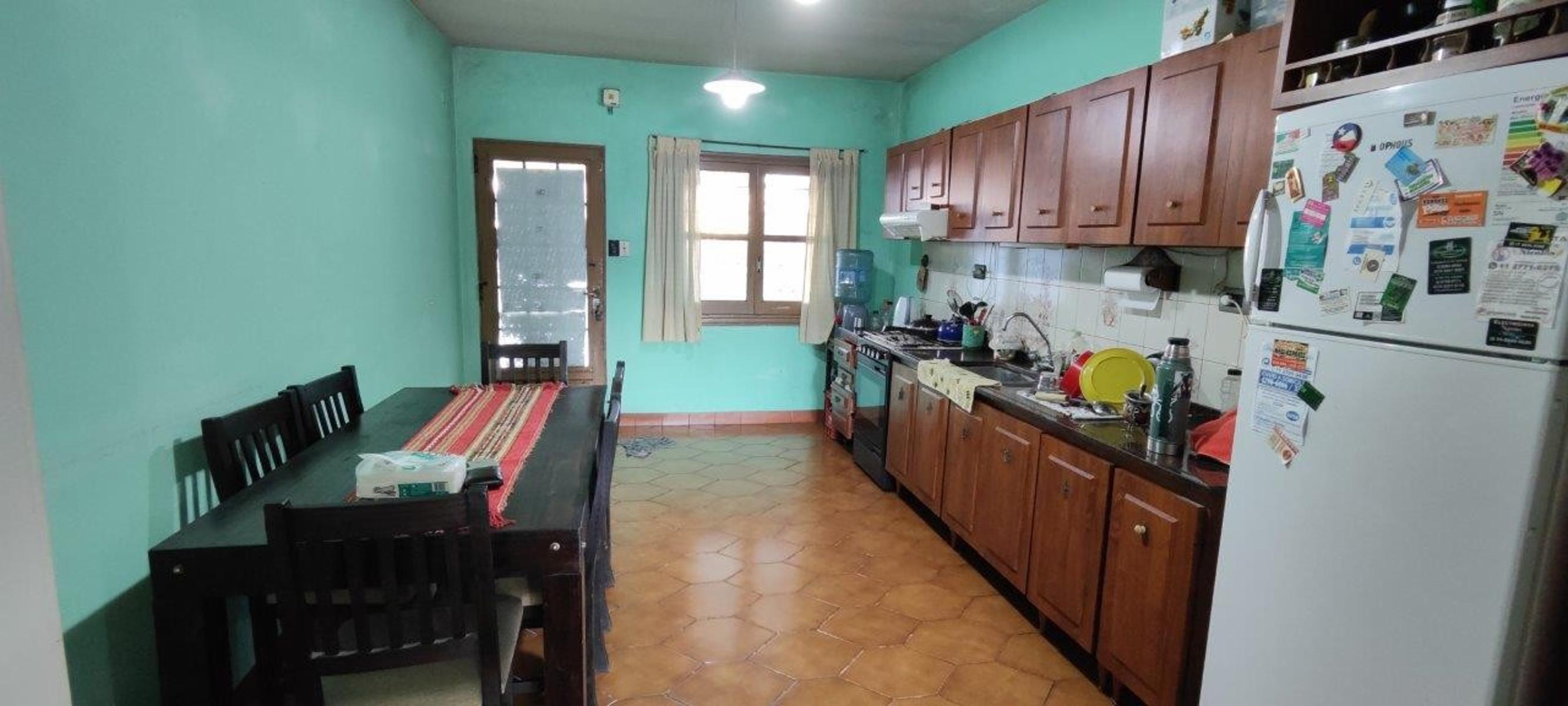 VENTA DE CHALET DE 6 AMBIENTES EN MONTE GRANDE - LOTE DE 600 M² - COCHERA PASANTE - GALERÍA