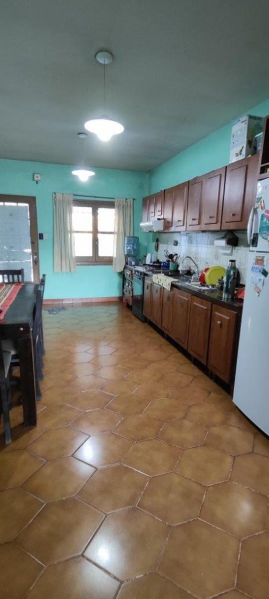 VENTA DE CHALET DE 6 AMBIENTES EN MONTE GRANDE - LOTE DE 600 M² - COCHERA PASANTE - GALERÍA