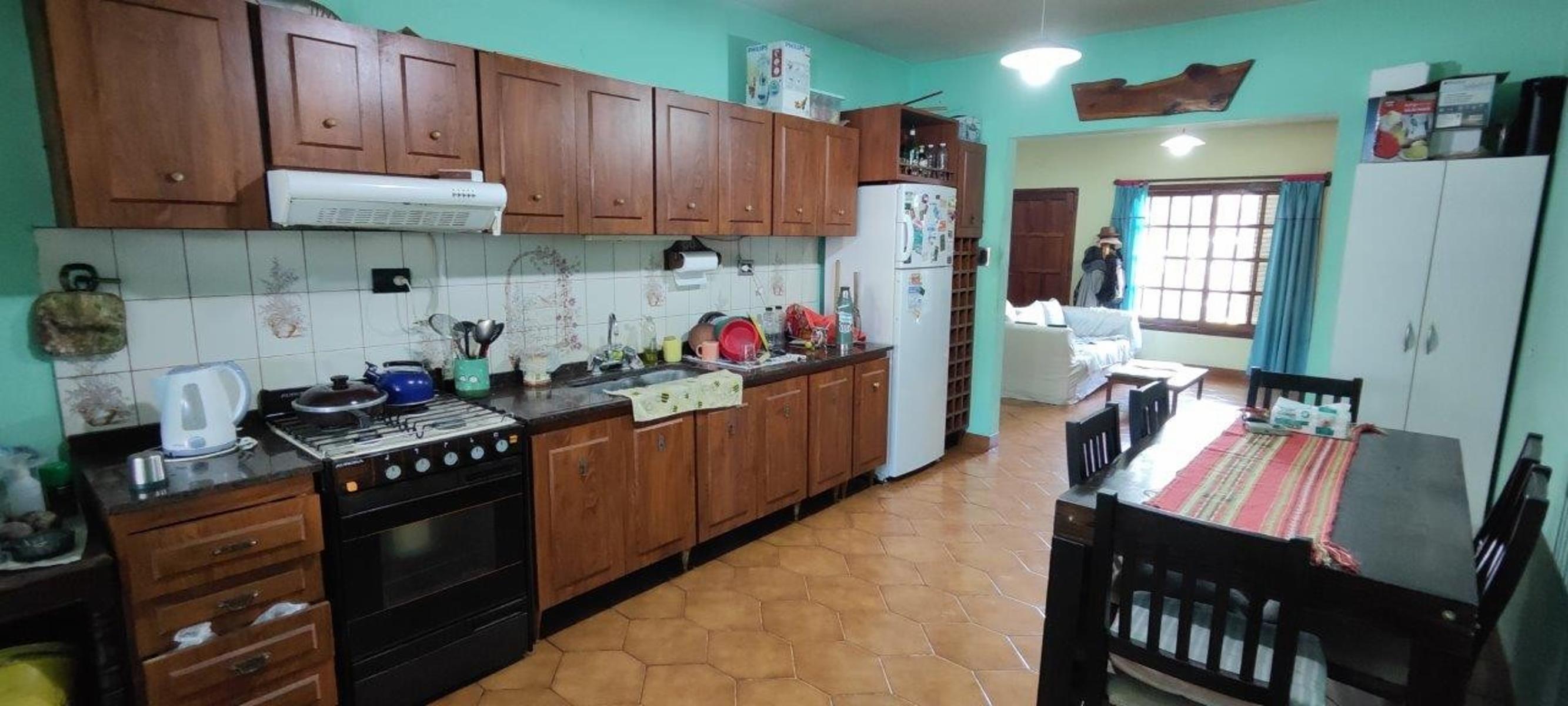 VENTA DE CHALET DE 6 AMBIENTES EN MONTE GRANDE - LOTE DE 600 M² - COCHERA PASANTE - GALERÍA