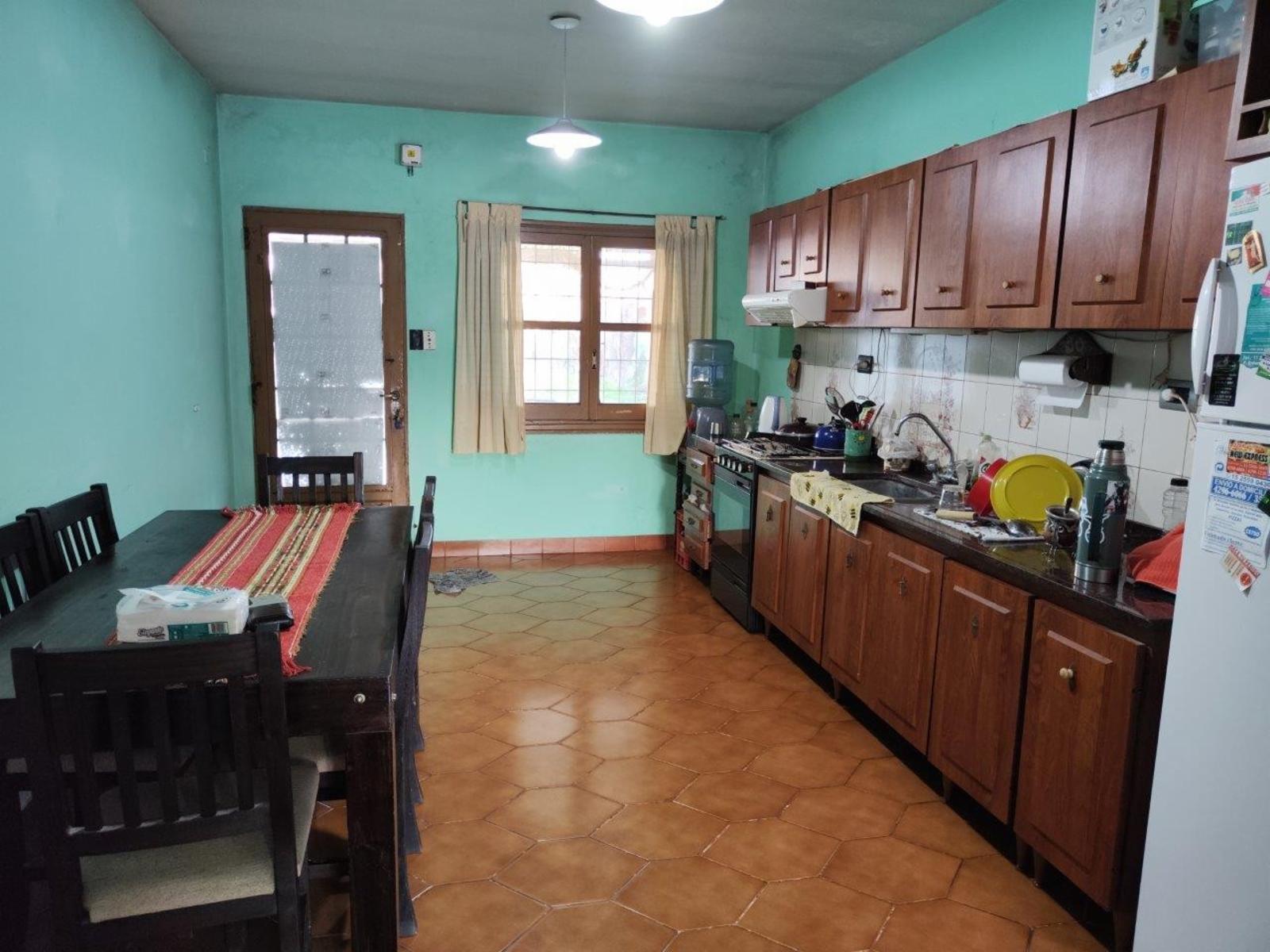 VENTA DE CHALET DE 6 AMBIENTES EN MONTE GRANDE - LOTE DE 600 M² - COCHERA PASANTE - GALERÍA